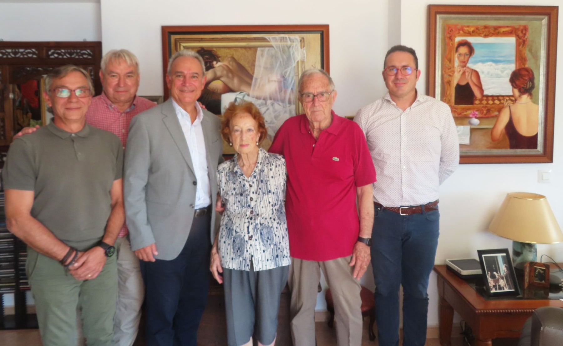 Alfonso Saura, junto a su esposa, el presidente del Círculo Industrial, el crítico de arte y bibliotecario de la entidad, José Luis Antequera, y otros dos componentes de la junta directiva del Círculo