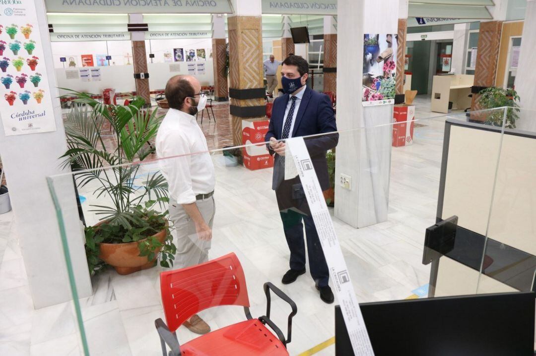 El alcalde, José María Bellido; y el el delegado de RRHH, Bernardo Jordano, en la sede del Ayuntamiento en Gran Capitán 