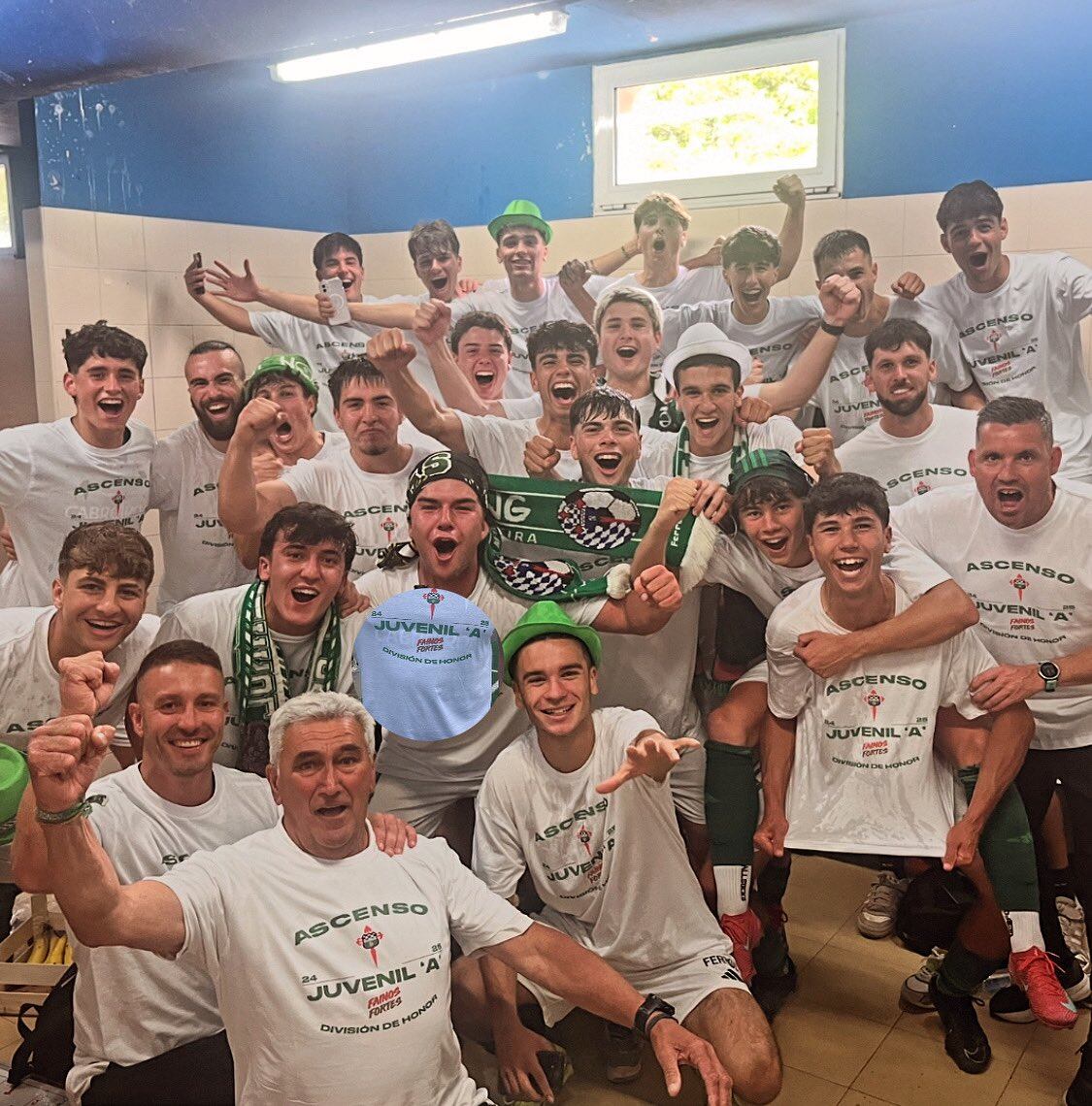 Plantilla y cuerpo técnico del Racing juvenil, celebrando su ascenso este domingo (cedida)