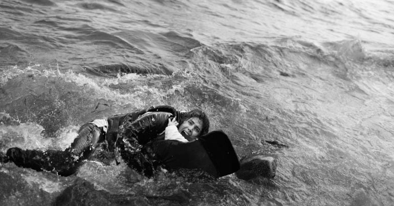 Una madre abrazada a su hijo en el agua en la costa de Lesbos. Imagen premiada con el premio Ortega y Gasset 2016 a la mejor fotografía.