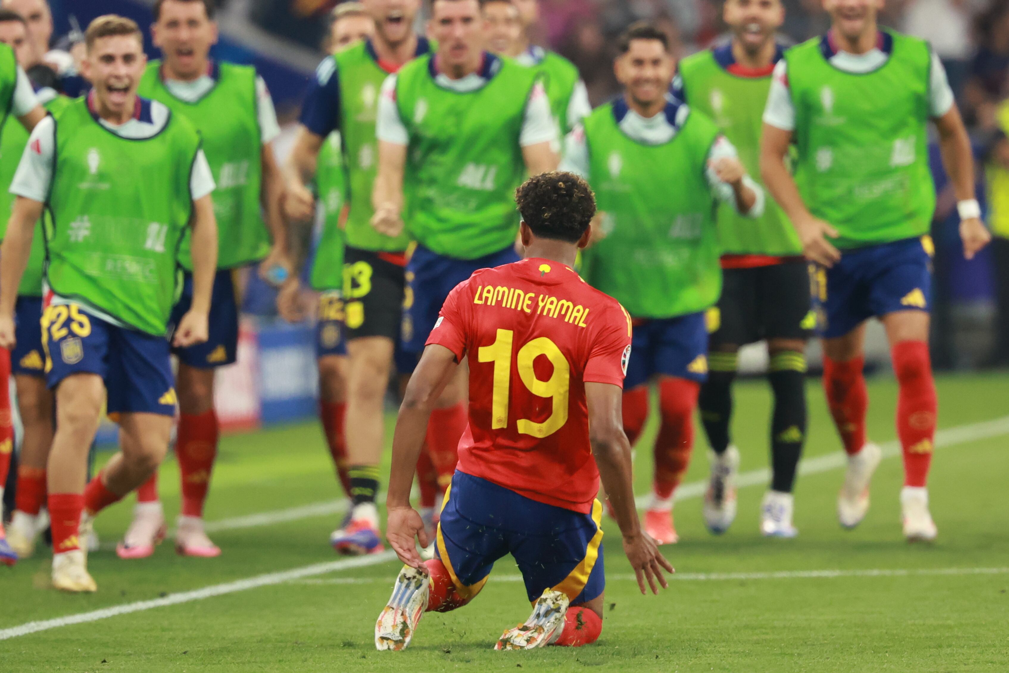 Munich (Germany), 09/07/2024.- Lamine Yamal (front) of Spain celebrates with teammates after scoring the 1-1 goal during the UEFA EURO 2024 semi-finals soccer match between Spain and France in Munich, Germany, 09 July 2024. (Francia, Alemania, España) EFE/EPA/CLEMENS BILAN
