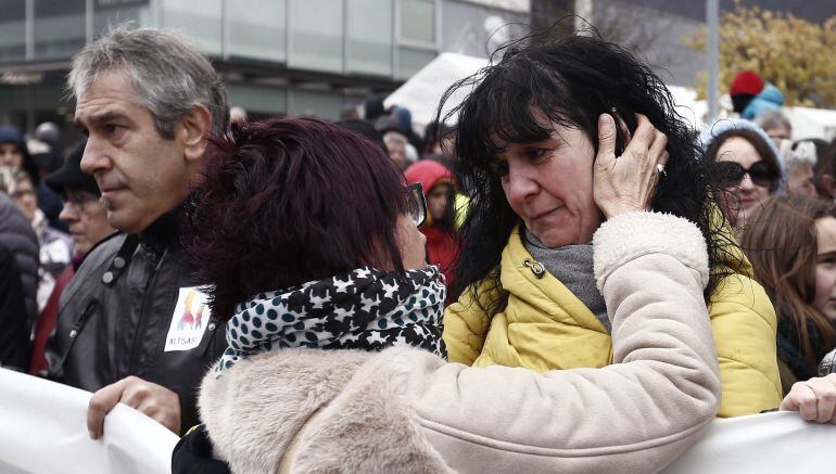 La parlamentaria de Podemos, Tere Saez saluda uno de los familiares de los detenidos el pasaso mes de octubre tras la agresión a dos guardias civiles y sus parejas en el Bar Koxka de Alsasua, antes de comenzar la manifestación