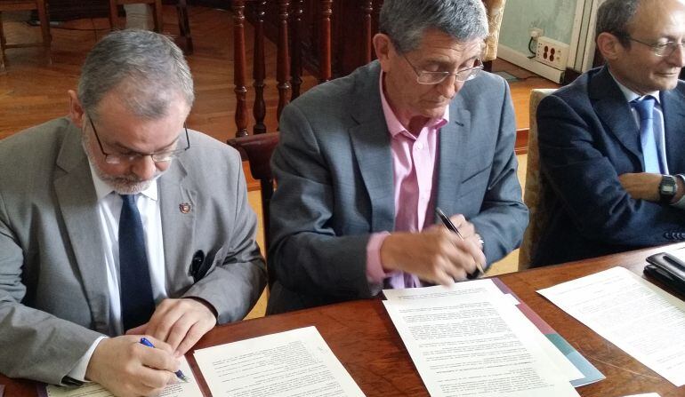 Ángel Pazos y Ángel Díaz Munío firman el convenio.