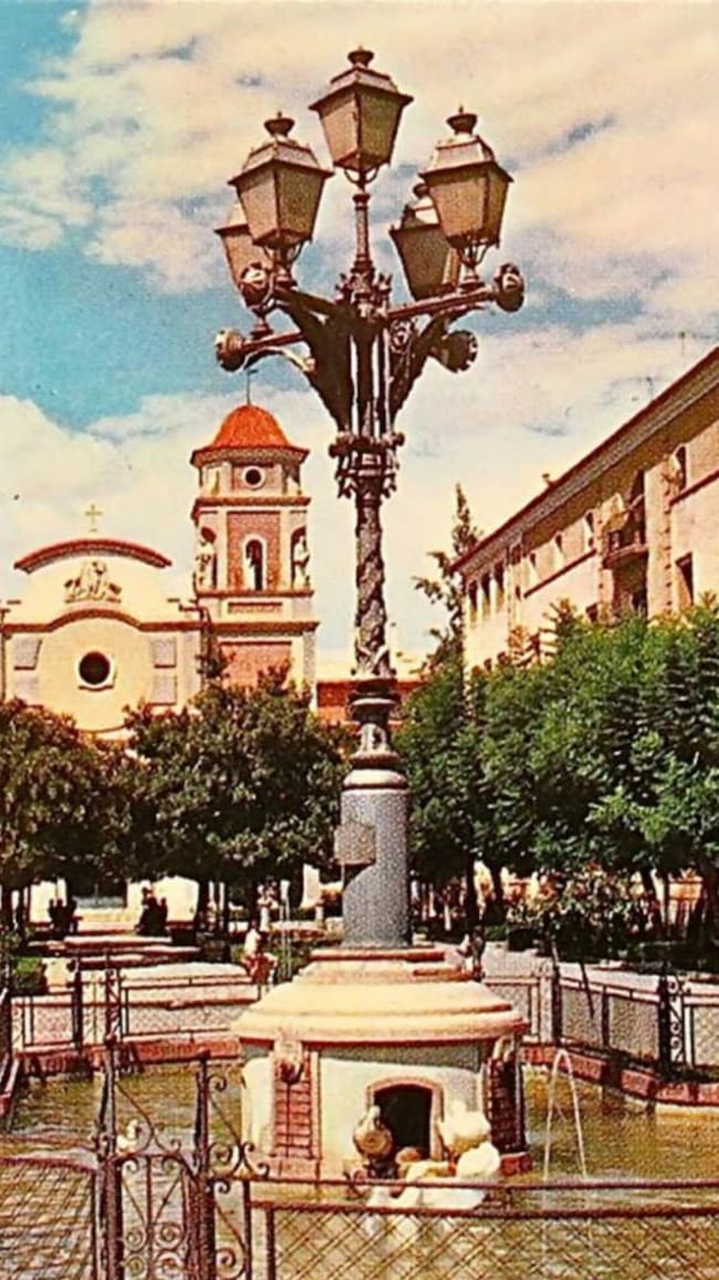 Detalle de la farola en una imagen de postal de los años 60 de la Plaza de los Patos, en pleno barrio de Vistabella.