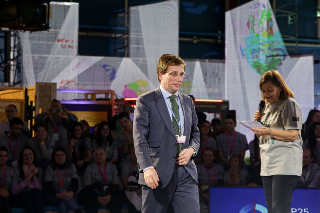 El alcalde de Madrid, José Luis Martínez-Almeida, participa en un encuentro entre los voluntarios de la Cumbre del Clima (400 del Ayuntamiento de Madrid), y las autoridades participantes en la COP25, durante la cuarta jornada de la Conferencia de Naciones Unidas sobre el Cambio Climático (COP25), en Madrid 