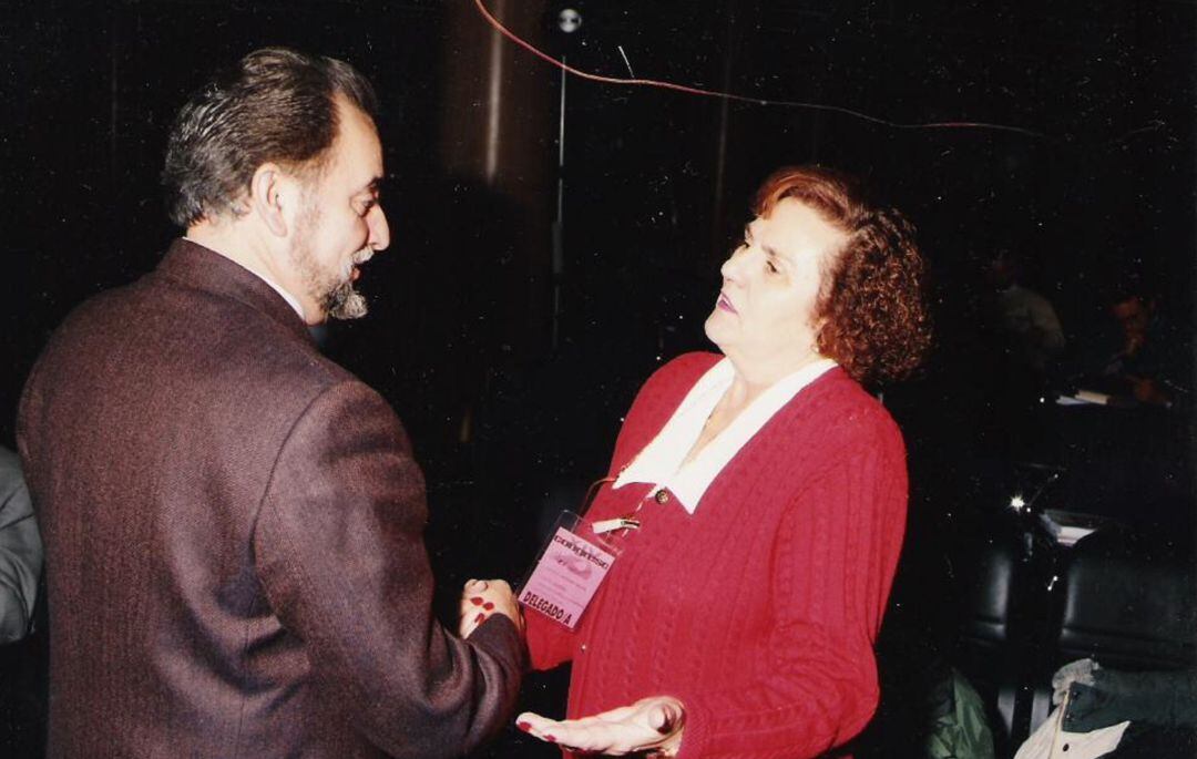 Julio Anguita saluda a Carmen Martínez, &#039;La Francesa&#039;, dirigente del PCE de Cuenca durante muchos años.