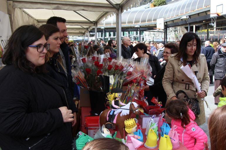 Gran afluència de visitants aquest matí a la fira del llibre i de la rosa de la capital. 