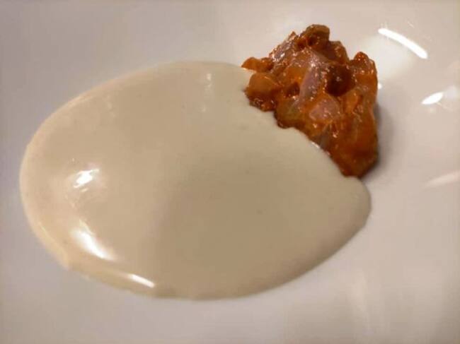 Ajoblanco de piñones de La Breña con corvineta en adobo