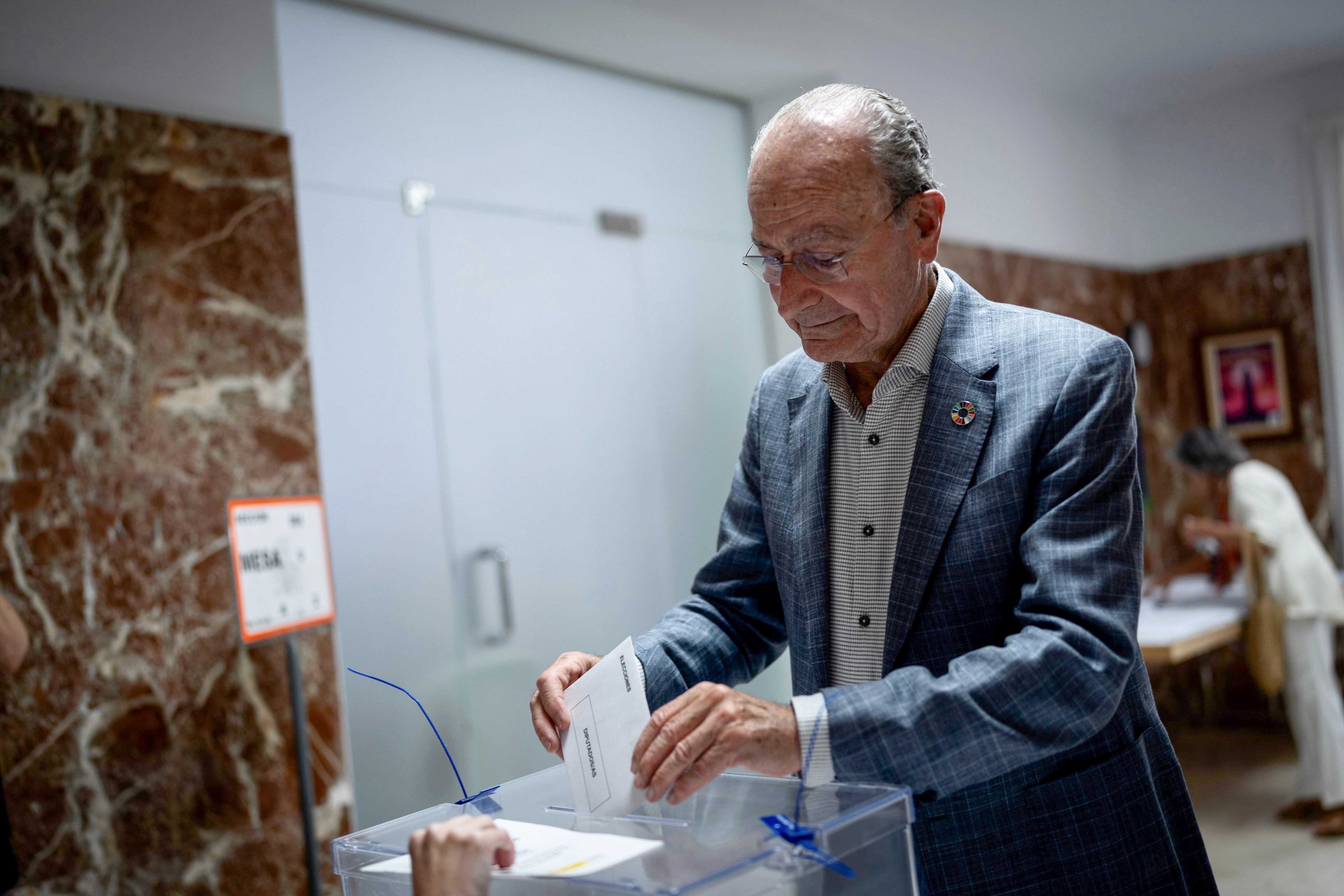 Francisco de la Torre, alcalde de Málaga, vota en el colegio ubicado en el Hospital Nombre de la capital. Partido Popular.