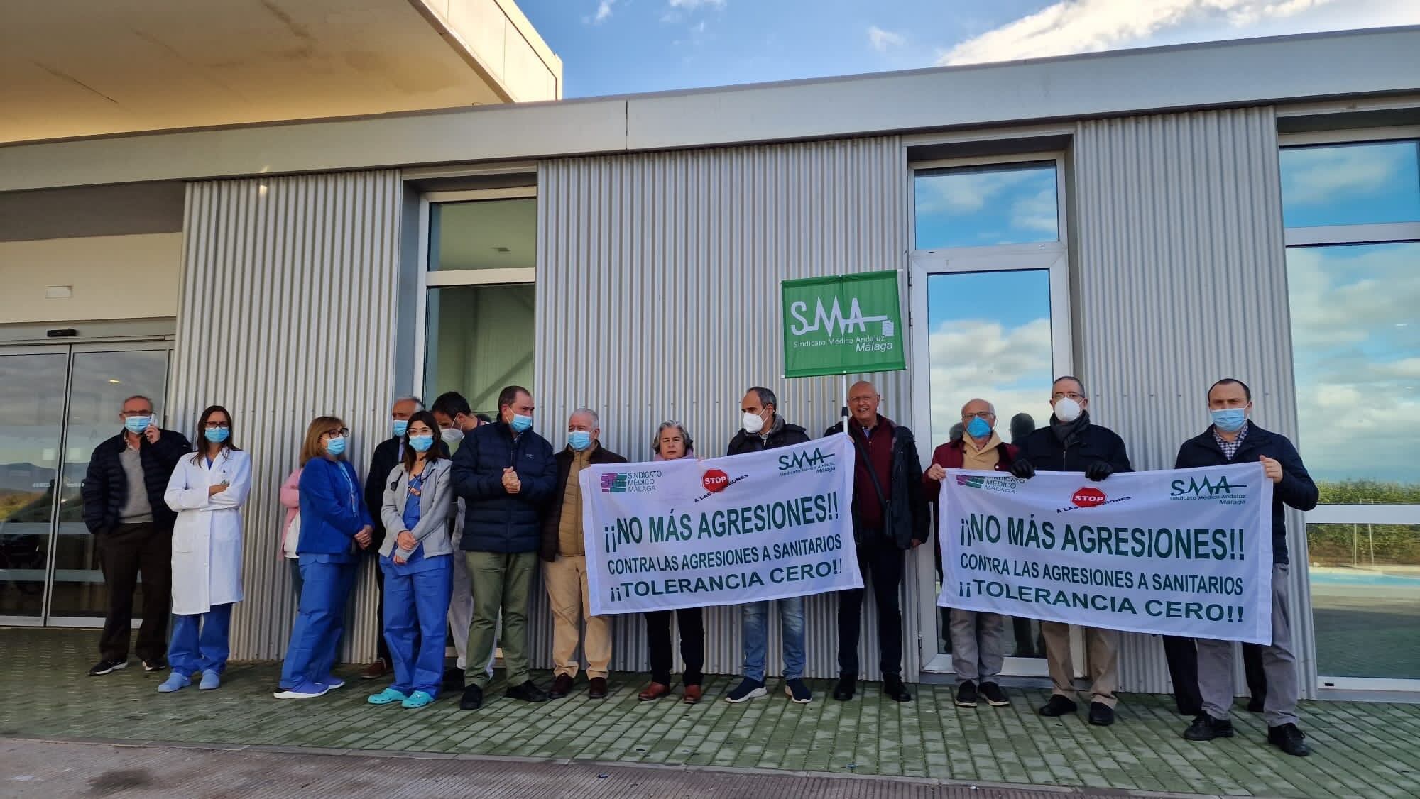 Los médicos concentrados este lunes ante el hospital del Guadalhorce