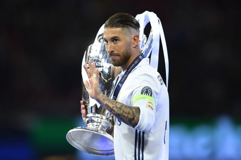 Sergio Ramos, con la Copa de Europa después de conseguirla en Cardiff