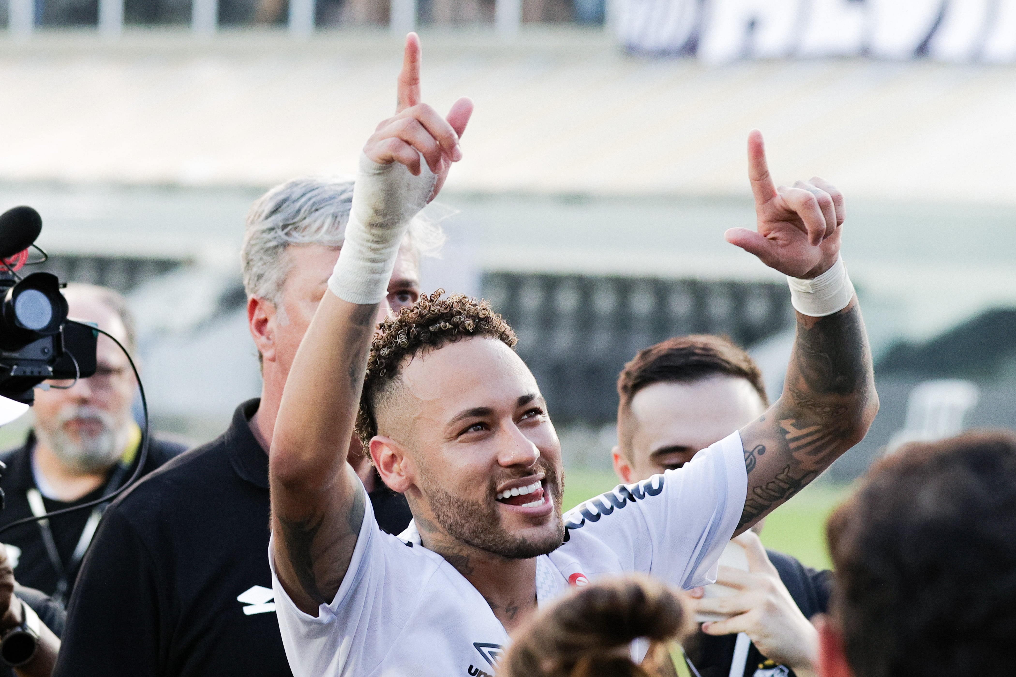 Neymar celebrando la permanencia de Santos en el Brasileirao