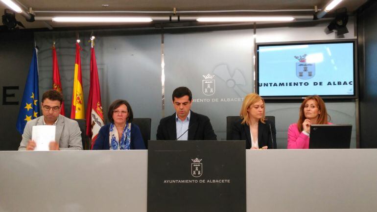 De izquierda a derecha: Modesto Belinchón (portavoz del grupo municipal socialista), Victoria Delicado (portavoz del grupo municipal de Ganemos), Javier Cuenca (alcalde), Carmen Picazo (portavoz del grupo municipal de Ciudadanos) y Rosa González de la Ale