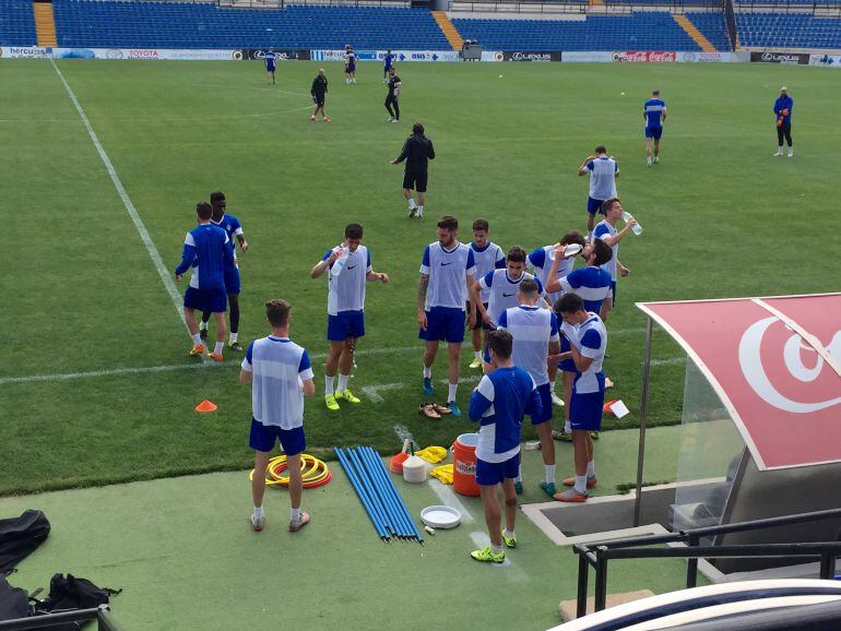 La primera plantilla del Hércules CF, en el estadio José Rico Pérez