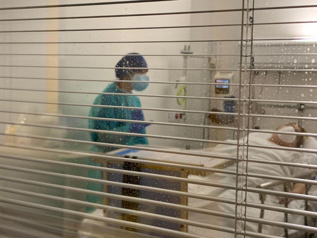 Un malalt i un sanitari a l'hospital Josep Trueta.