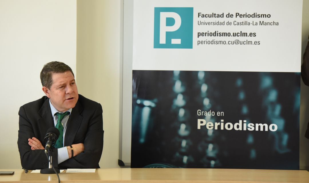 Emiliano García-Page, durante la conferencia de prensa con estudiantes de Periodismo