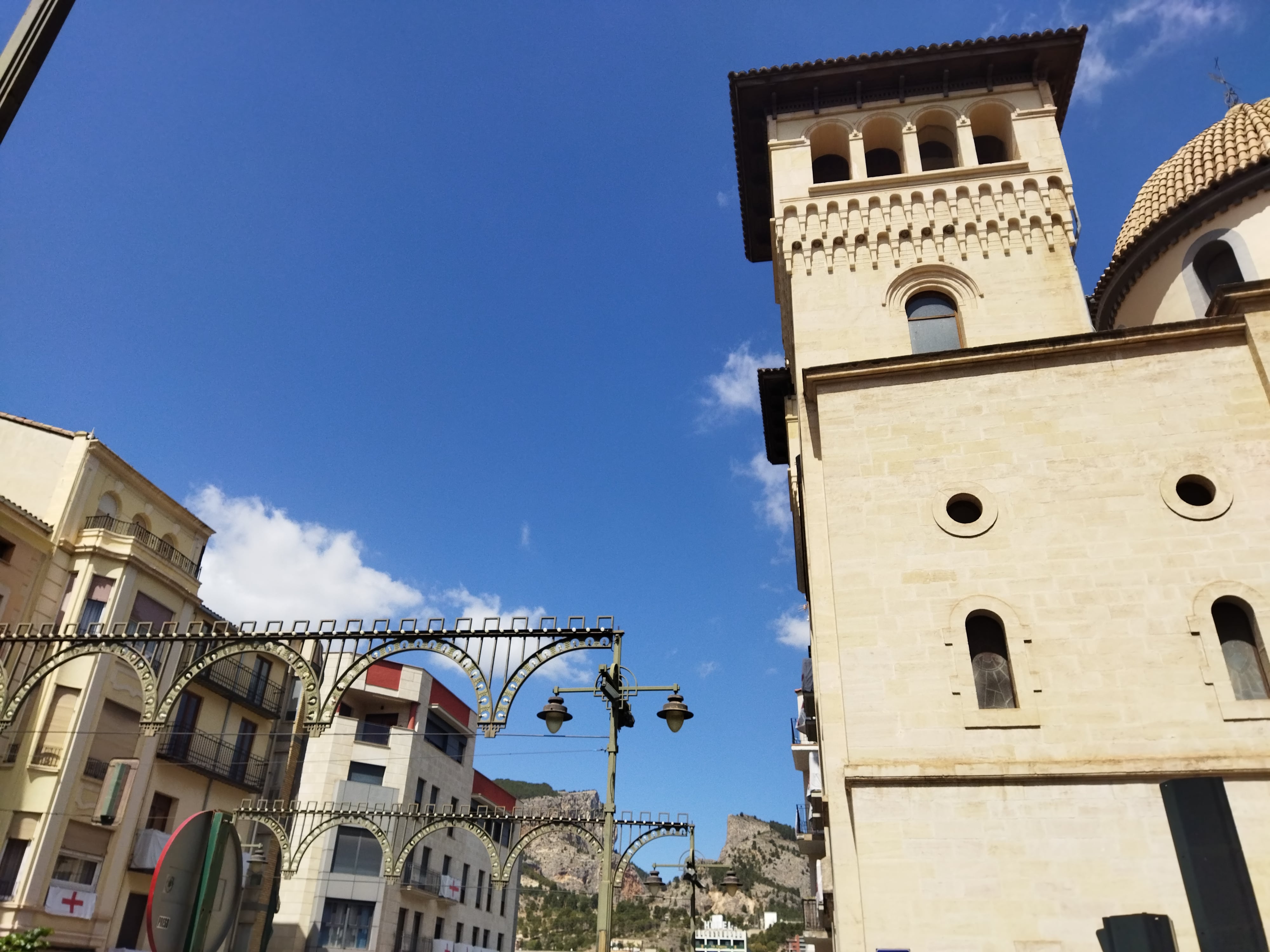 L&#039;església de Sant Jordi i de fons, el Barranc del Cint.