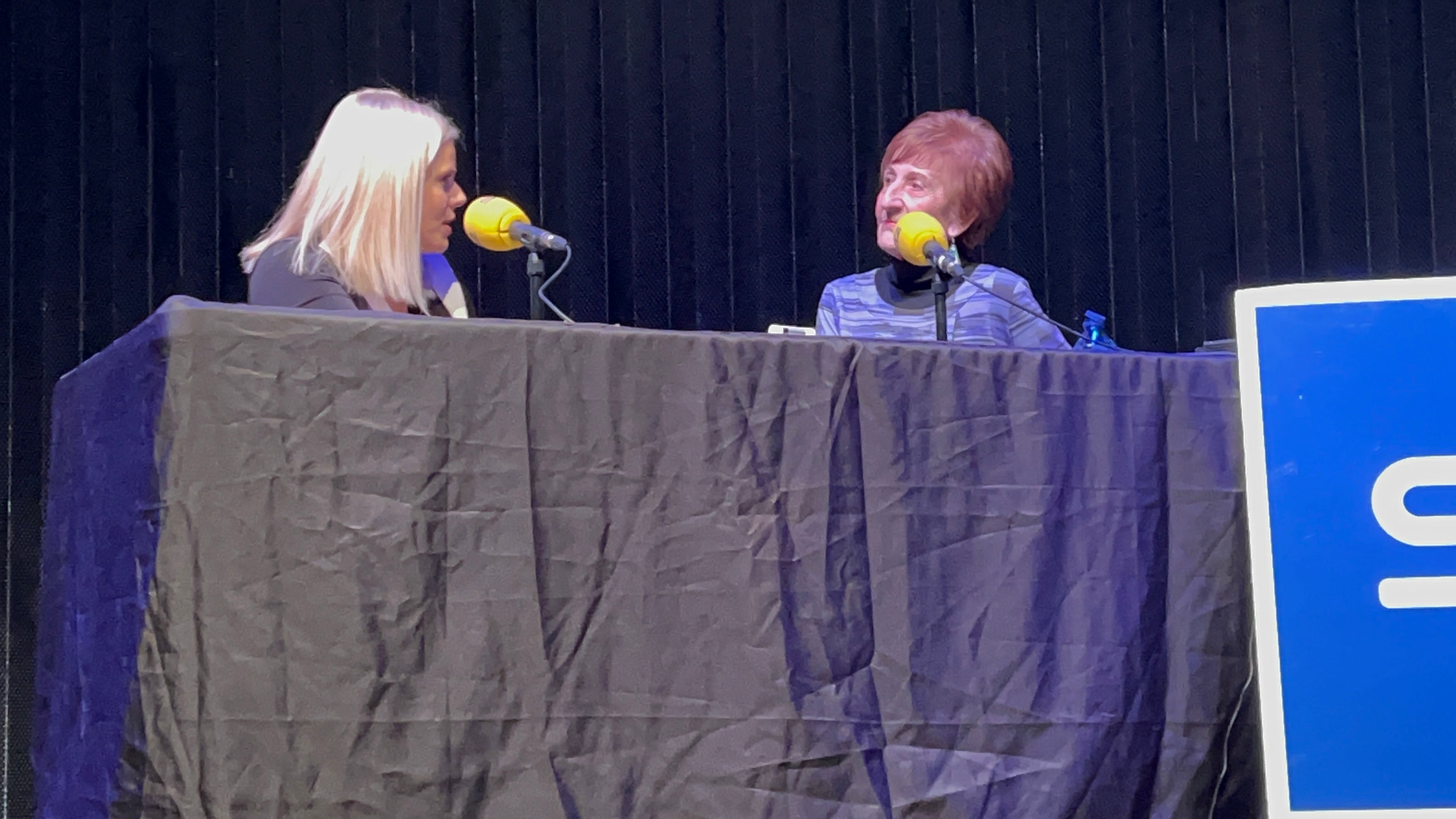 El Converesa: 50 años de movimiento vecinal en libertad finaliza con una entrevista por parte de la periodista Ana García Cortes a la primera concejala de igualdad del Ayuntamiento de Zaragoza e impulsora de la Casa de la Mujer, María Arrondo.