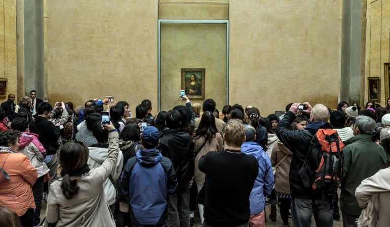 El retrato de la Mona Lisa en el museo del Louvre