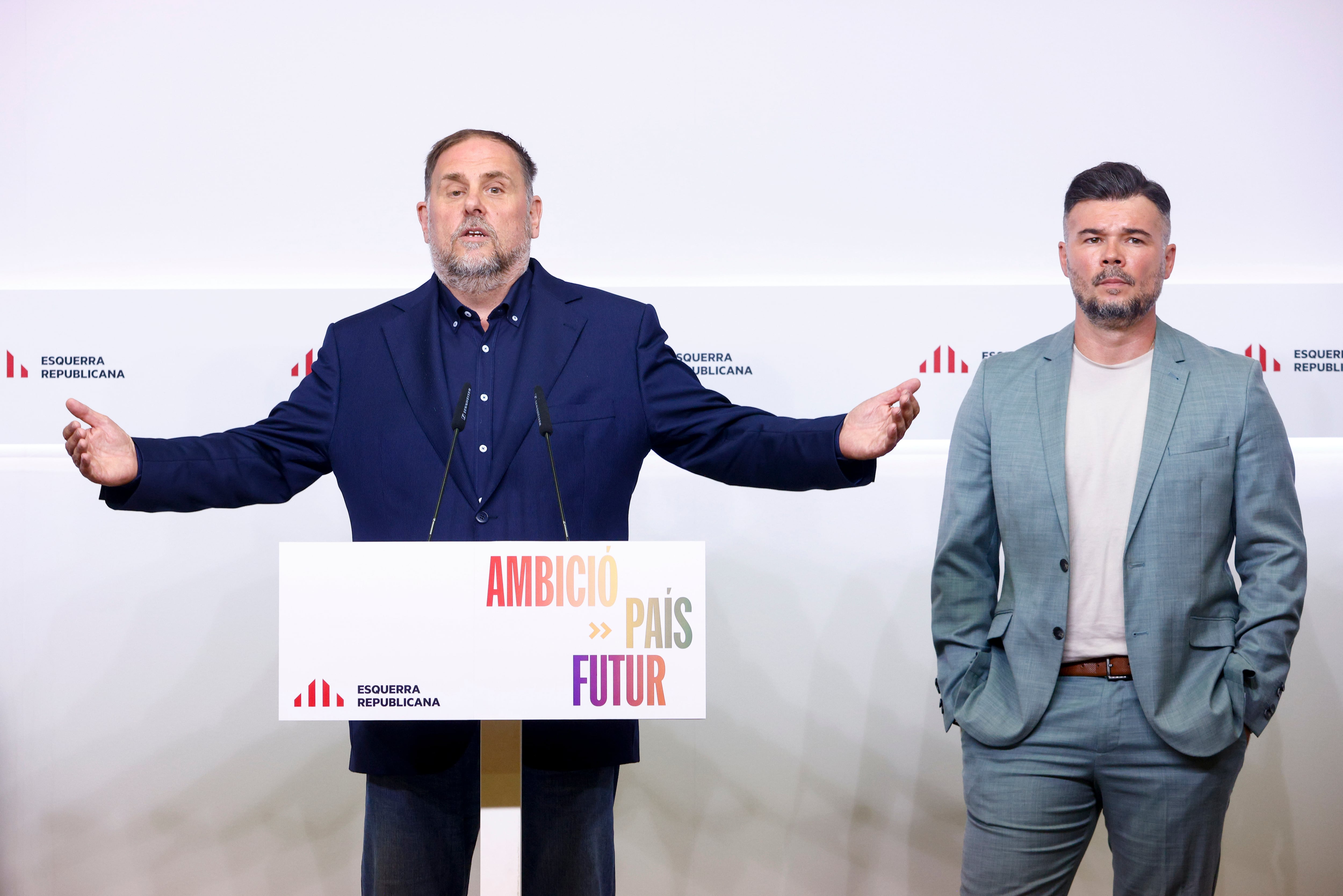 GRAFCAT1832. BARCELONA, 08/09/2025.- El presidente de ERC, Oriol Junqueras (i), y el portavoz del partido y diputado en el Congreso Gabriel Rufián (d), durante la rueda de prensa que han ofrecido en la sede del partido en Barcelona para explicar su proposición de ley para habilitar a la Agencia Tributaria de Cataluña (ATC) a recaudar el IRPF, una iniciativa que impulsa en solitario por la falta de apoyo del PSOE, al que han reclamado que cumpla con los compromisos asumidos y respalde la reforma. EFE/Quique García
