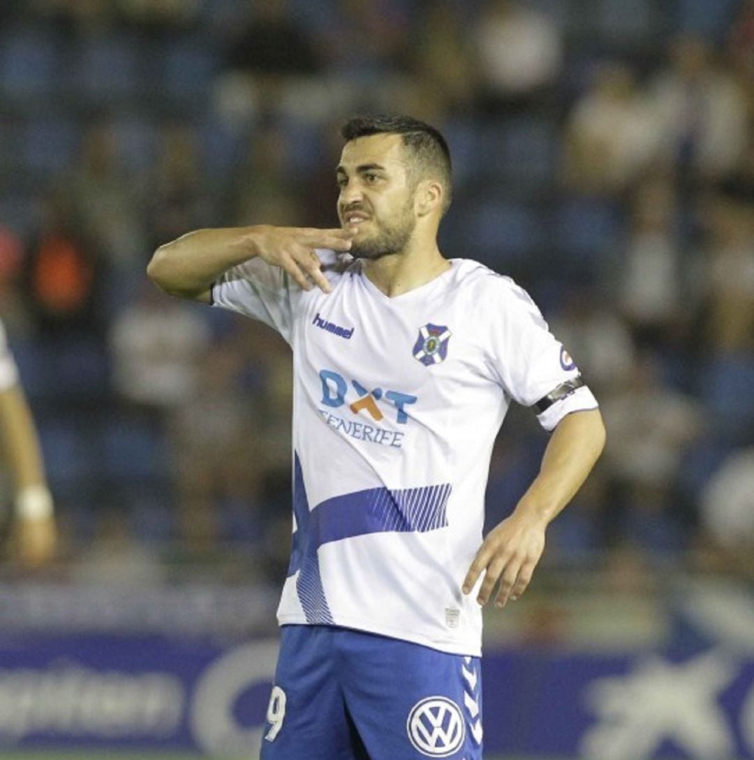 Joselu Moreno, con la elástica del Tenerife en partido oficial.