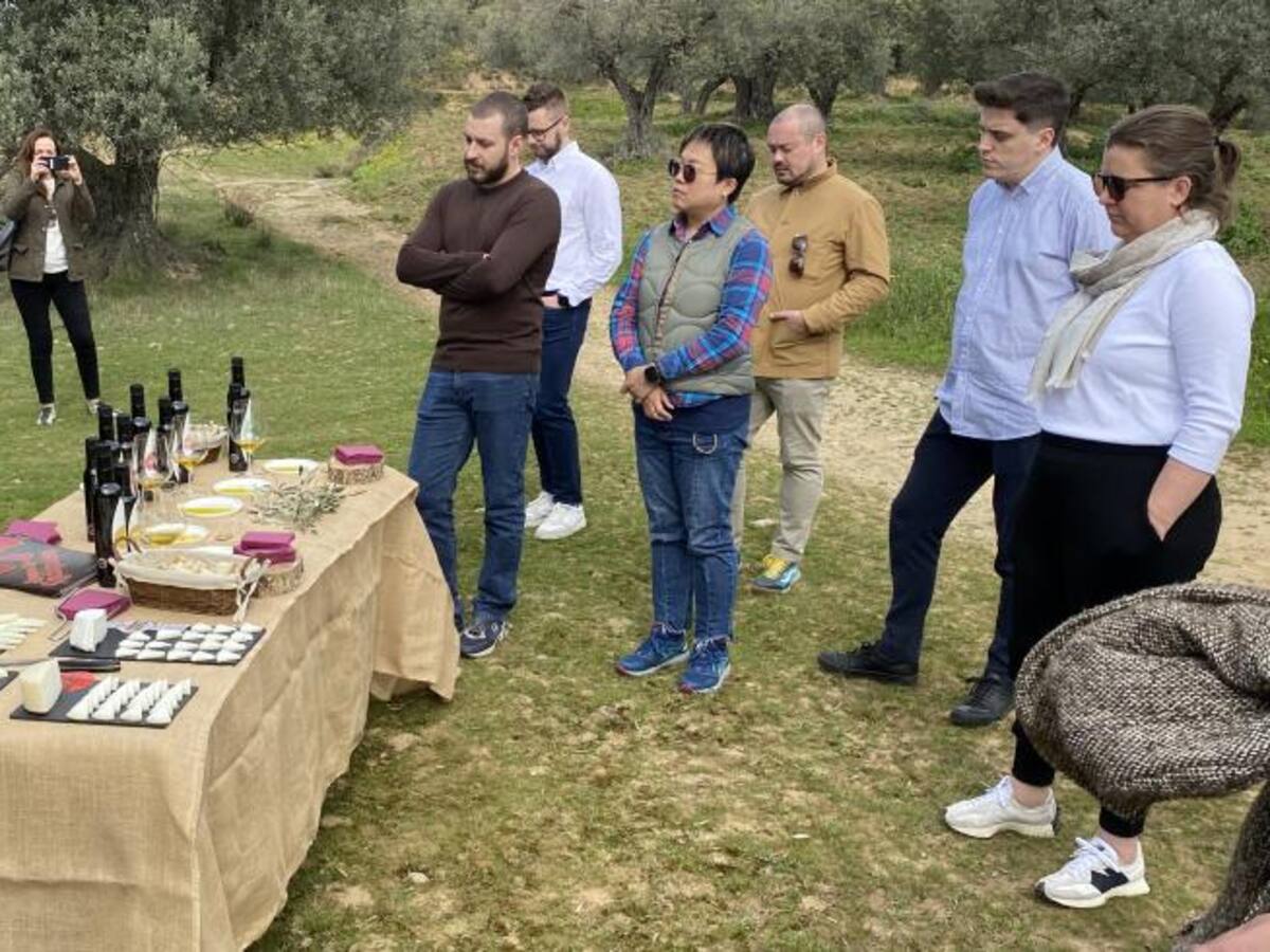Una decena de compradores internacionales del sector alimentación conocen de cerca la provincia de Huesca