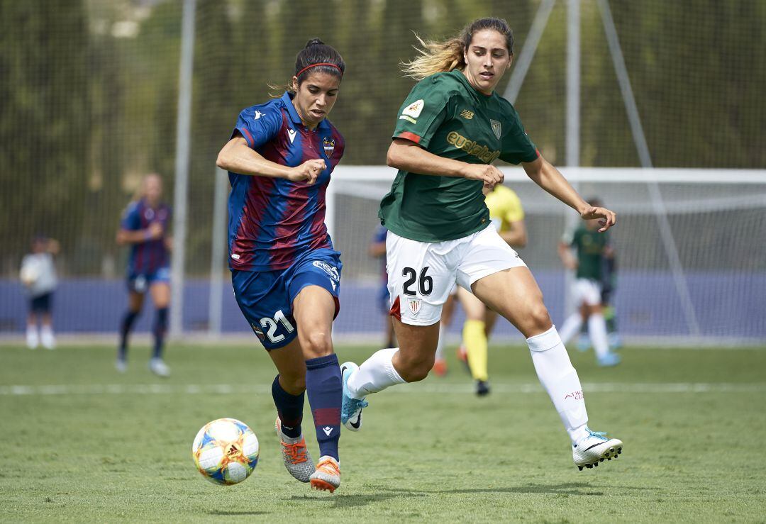 Alba Redondo y Oihane Valdezate durante el Levante - Athletic de Primera Iberdrola. 