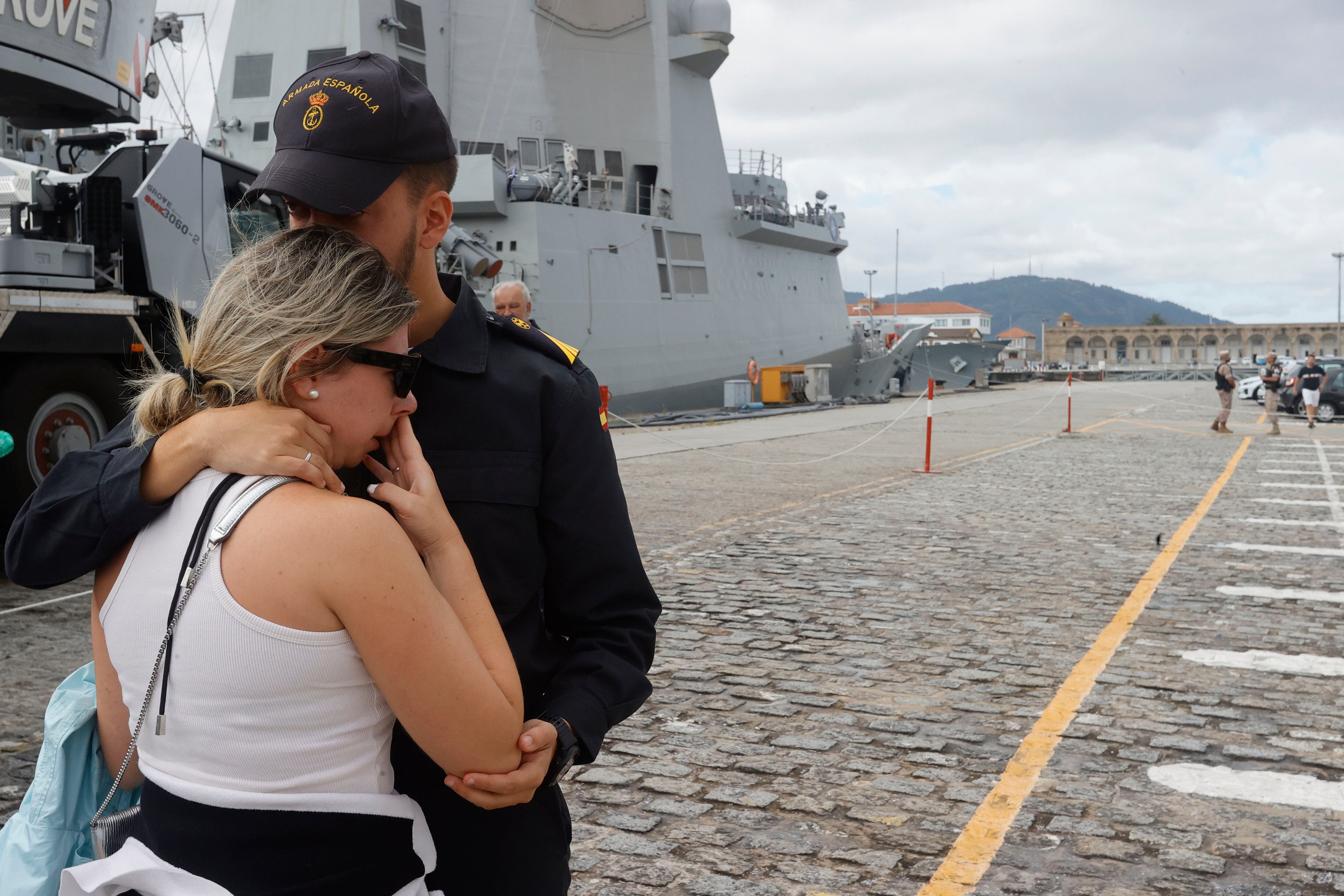 FERROL, 18/08/2023.- Una pareja se despide este viernes en la base naval de Ferrol, antes de que la fragata Mendez Núñez parta hacia aguas del Mediterráneo para formar parte de la Agrupación Naval Permanente de la OTAN, en la que realizaran tareas de vigilancia por la guerra de Ucrania hasta diciembre. EFE/ Kiko Delgado
