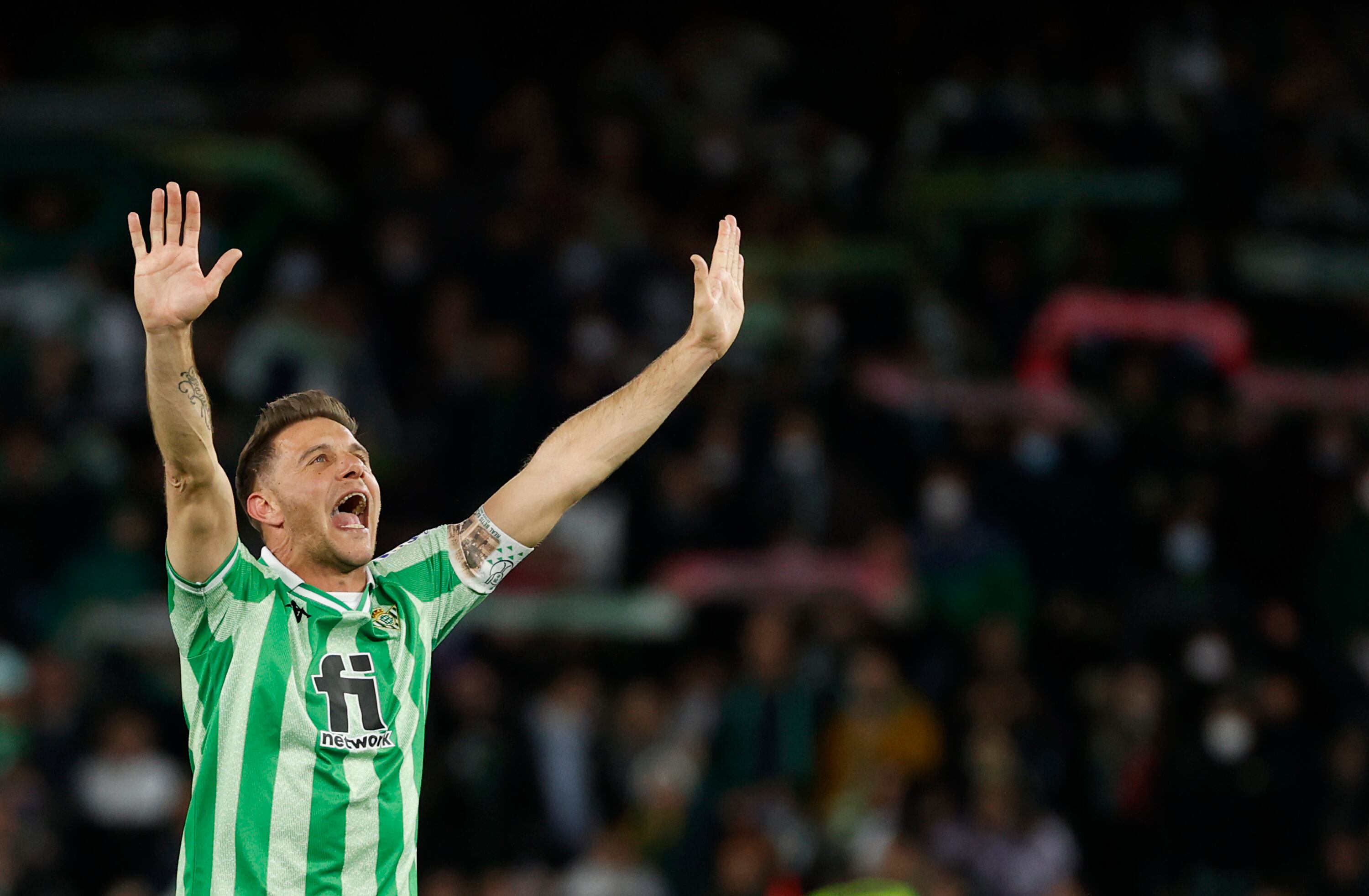 El capitán del Real Betis Joaquín Sánchez "Joaquín" celebra el pase a la final de Copa tras empatar su equipo con el Rayo Vallecano, en el partido de vuelta de semifinales de la Copa del Rey entre el Real Betis y Rayo Vallecano