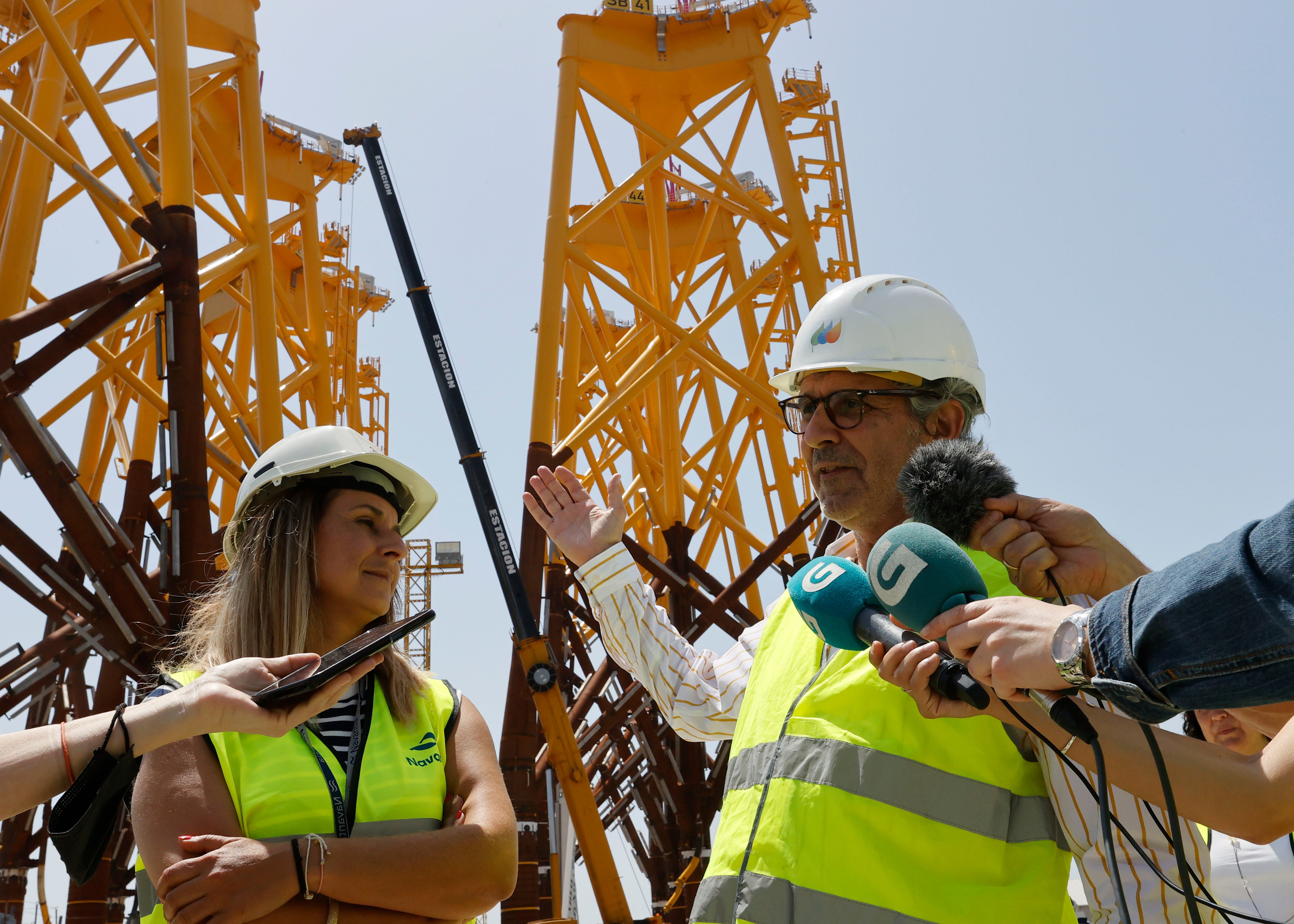 A CORUÑA, 14/06/2022.- Carla Chawla, responsable de Navantia y Francisco Silva, responsable de Iberdrola, durante la partida del astillero de Navantia en Fene (A Coruña), de las primeras estructuras ejecutadas por el consorcio de la firma pública y Windar para el parque de eólica marina de Iberdrola en Saint Brieuc, en la Bretaña francesa.- EFE / Kiko Delgado
