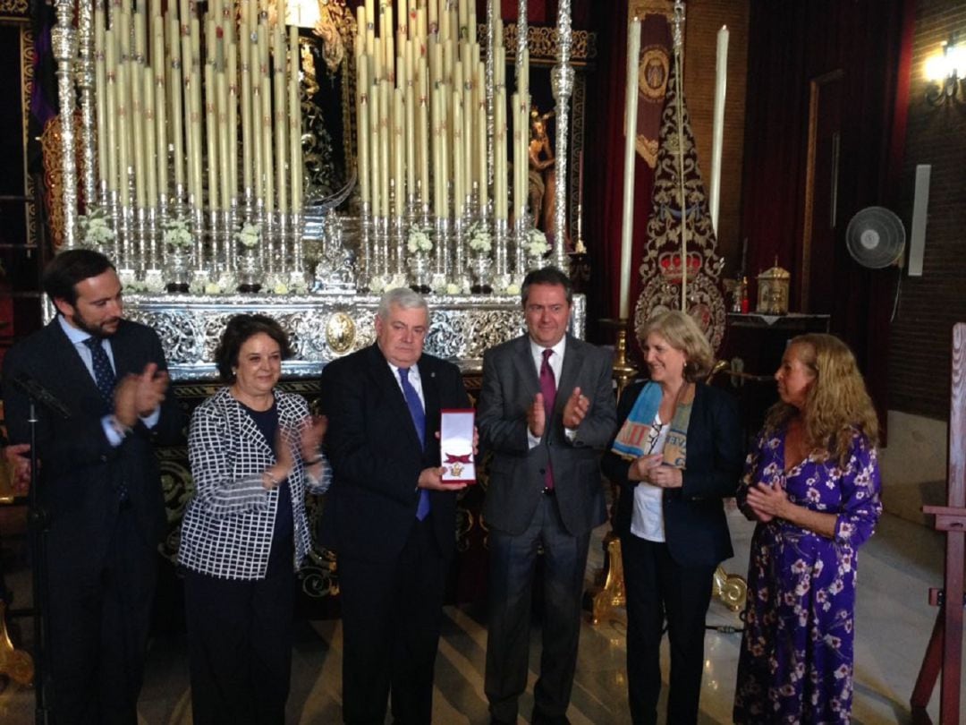 El hermano mayor de Las Cigarreras, Claudio Espejo, recibe de manos del alcalde, Juan Espadas, la réplica de la Medalla de la Ciudad para la Virgen de la Victoria