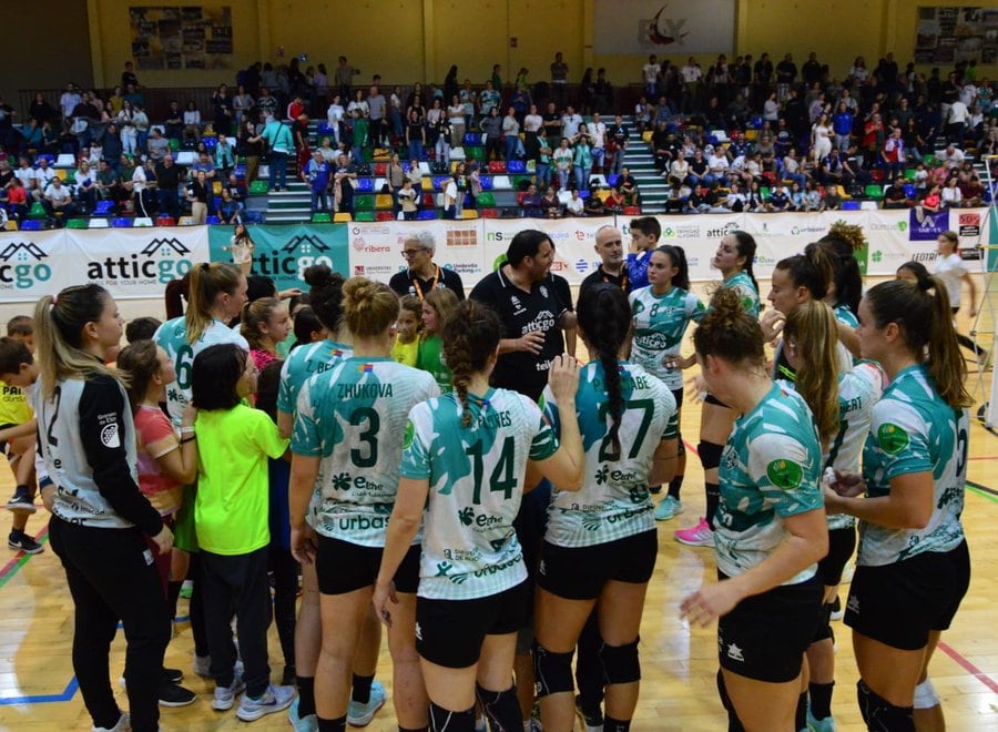 El Elche Atticgo de balonmano durante un partido en el Pabellón Esperanza Lag de Elche