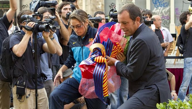 El presidente del F.C. Barcelona, Sandro Rosell, durante la ofrenda floral en el monumento a Rafael de Casanovas con motivo de la Diada nacional de Cataluña.