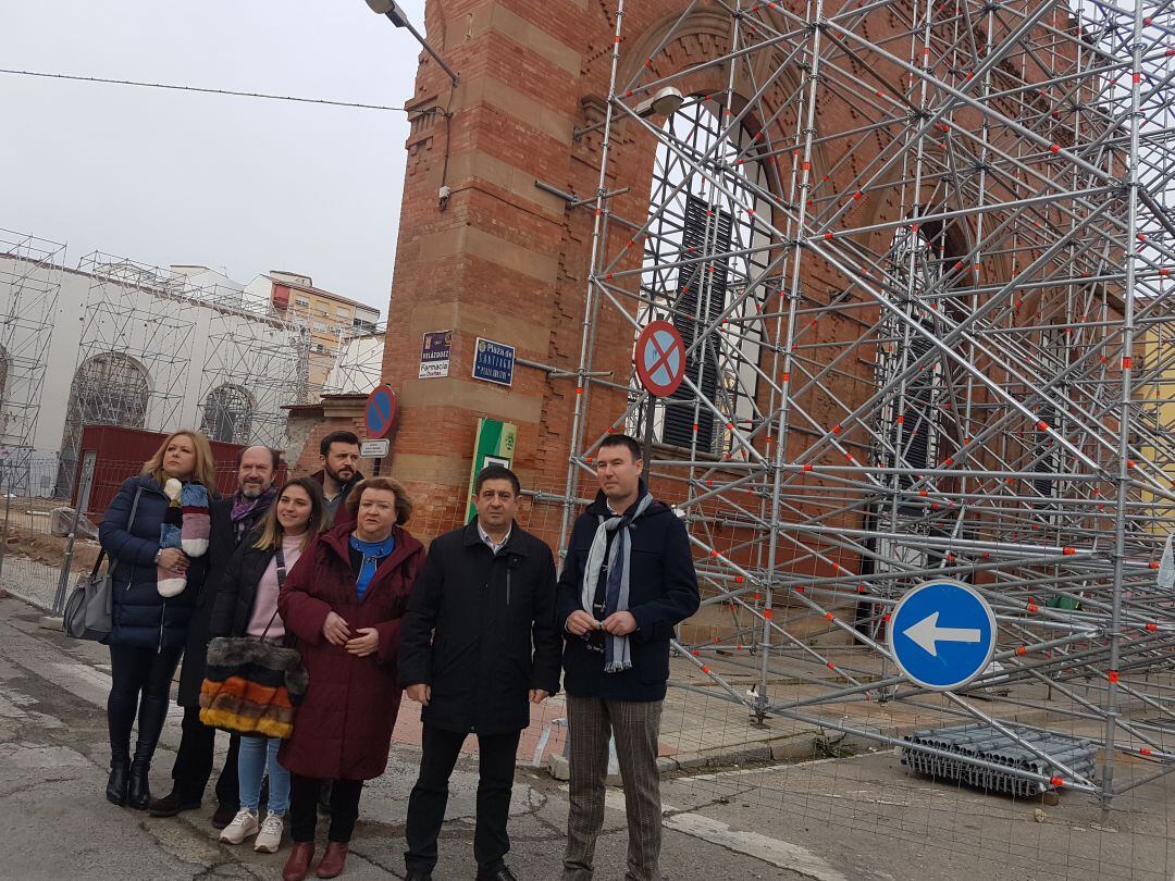 Francisco Reyes visita el mercado de Santiago con concejales del PSOE