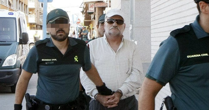 Daniel Galván a su llegada al juzgado escoltado por la Guardia Civil