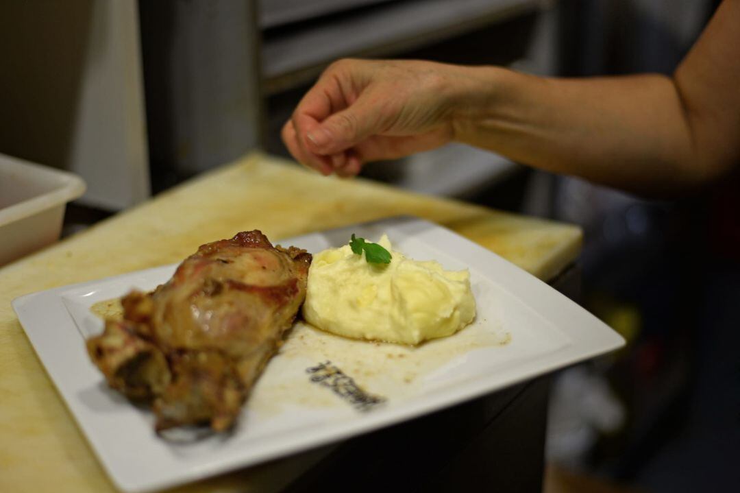 Codillo asado con miel y puré de patatas