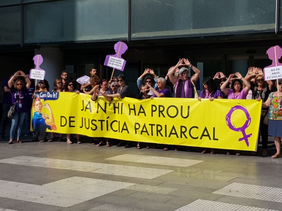 Concentración feminista frente a la Ciutat de la Justicia de València