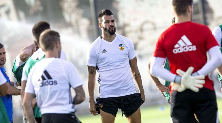 La plantilla del Valencia, dirigida por Pako Ayestarán, que renovó este verano como primer entrenador, inició hoy sin fichajes el trabajo de pretemporada en la ciudad deportiva de Paterna con la presencia de veintiséis jugadores en la que continúan futbol