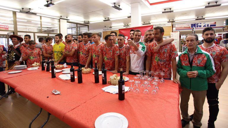 Momento del histórico sorteo de la Copa del Rey este año. Imagen de @clubdepguijuelo.