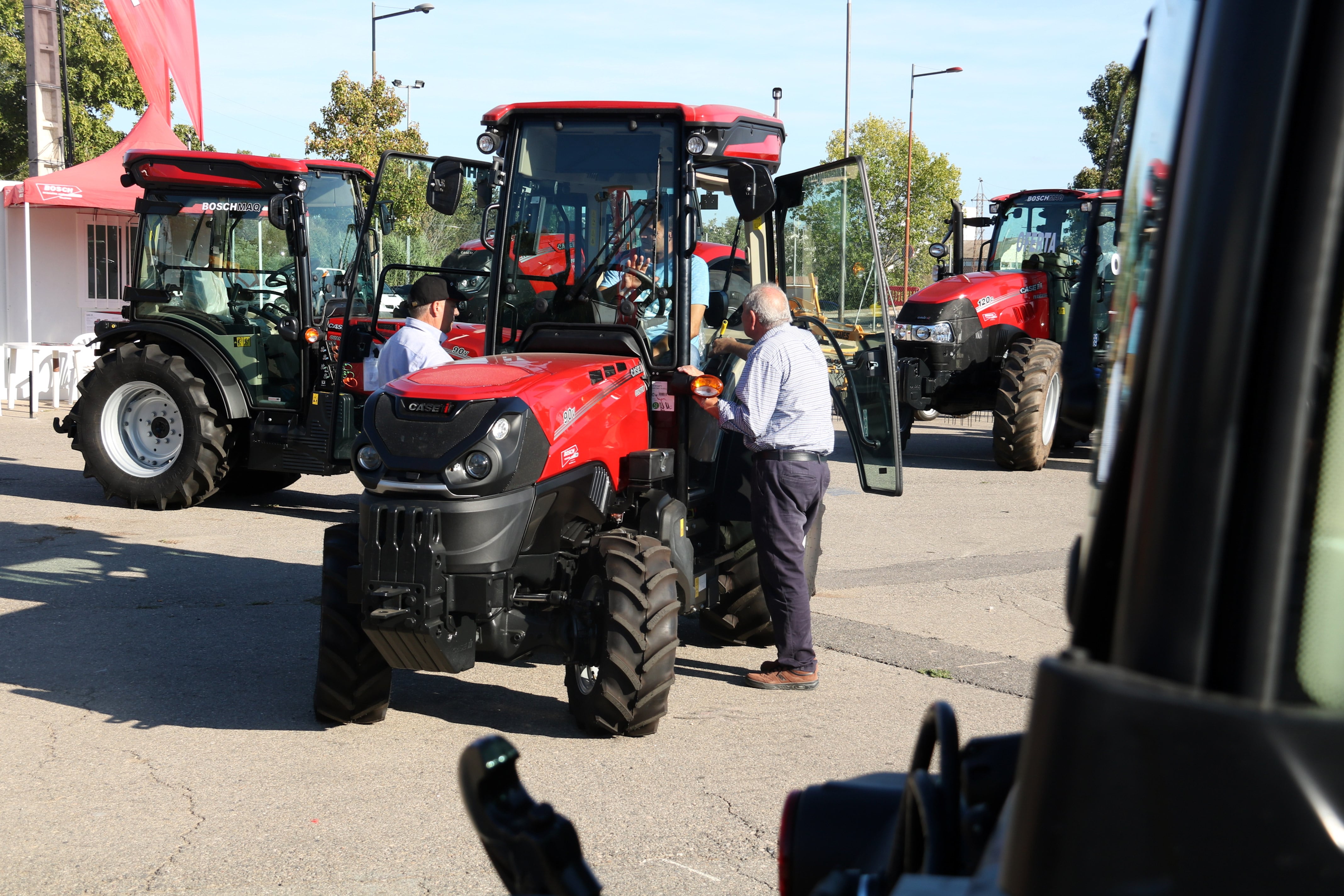 Encara que, com reconeixen alguns visitants de la Fira &quot;no és un bon any per comprar un tractor&quot;, sí que la part dels tractors és de les més visitades de la Fira de Sant Miquel de Lleida. Foto: ACN.