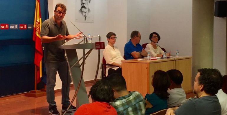 Imagen de archivo de una asamblea local del PSOE, con el secretario general, Modesto Belinchón