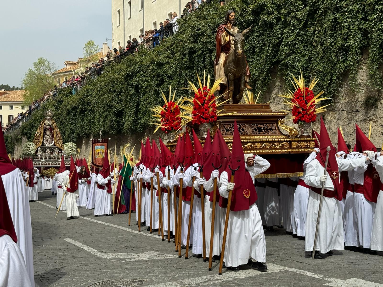 Procesión del Domingo de Ramos en Cuenca con los pasos de la Borriquilla y la Virgen de la Esperanza.