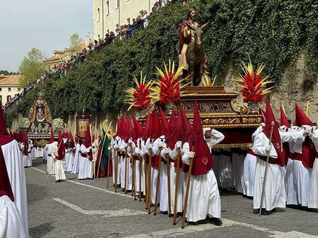 Procesión del Domingo de Ramos en Cuenca con los pasos de la Borriquilla y la Virgen de la Esperanza.