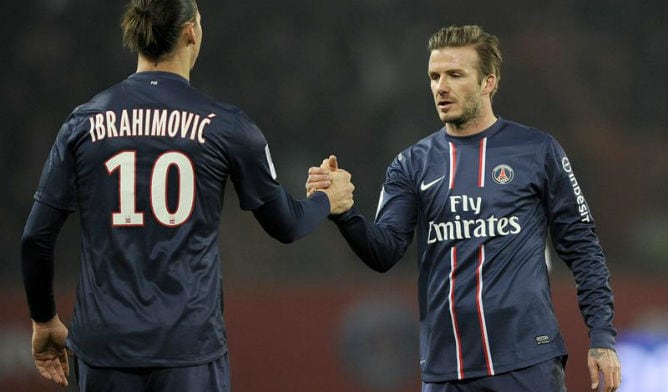 Los dos jugadores se saludan tras la victoria de su equipo ante el Montpellier en un partido de la liga francesa.