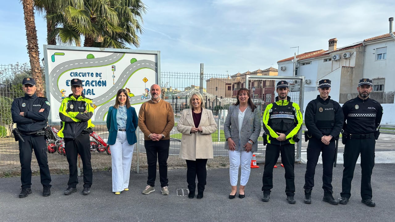 La alcaldesa de Las Gabias (Granada), Merinda Sádaba, en la presentación de los cursos de educación vial junto a responsables municipales y agentes de la Policía Local