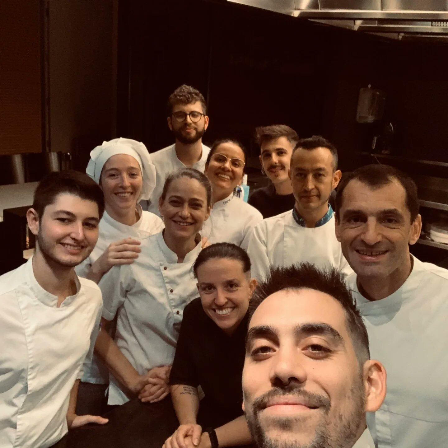 Equipo de Abantal, con Julio Fernández, celebrando su renovada estrella Michelín 2023