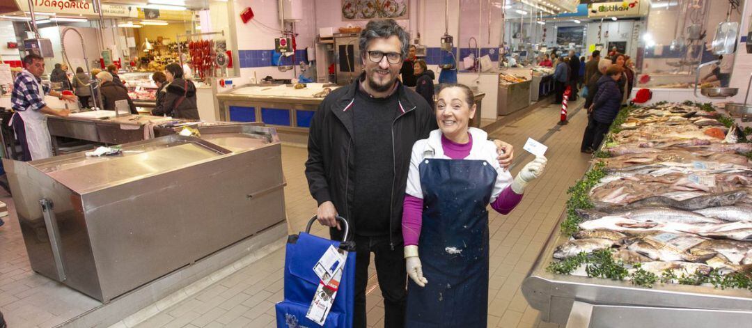 Alberto Lema, concejal, junto a una placera de A Coruña