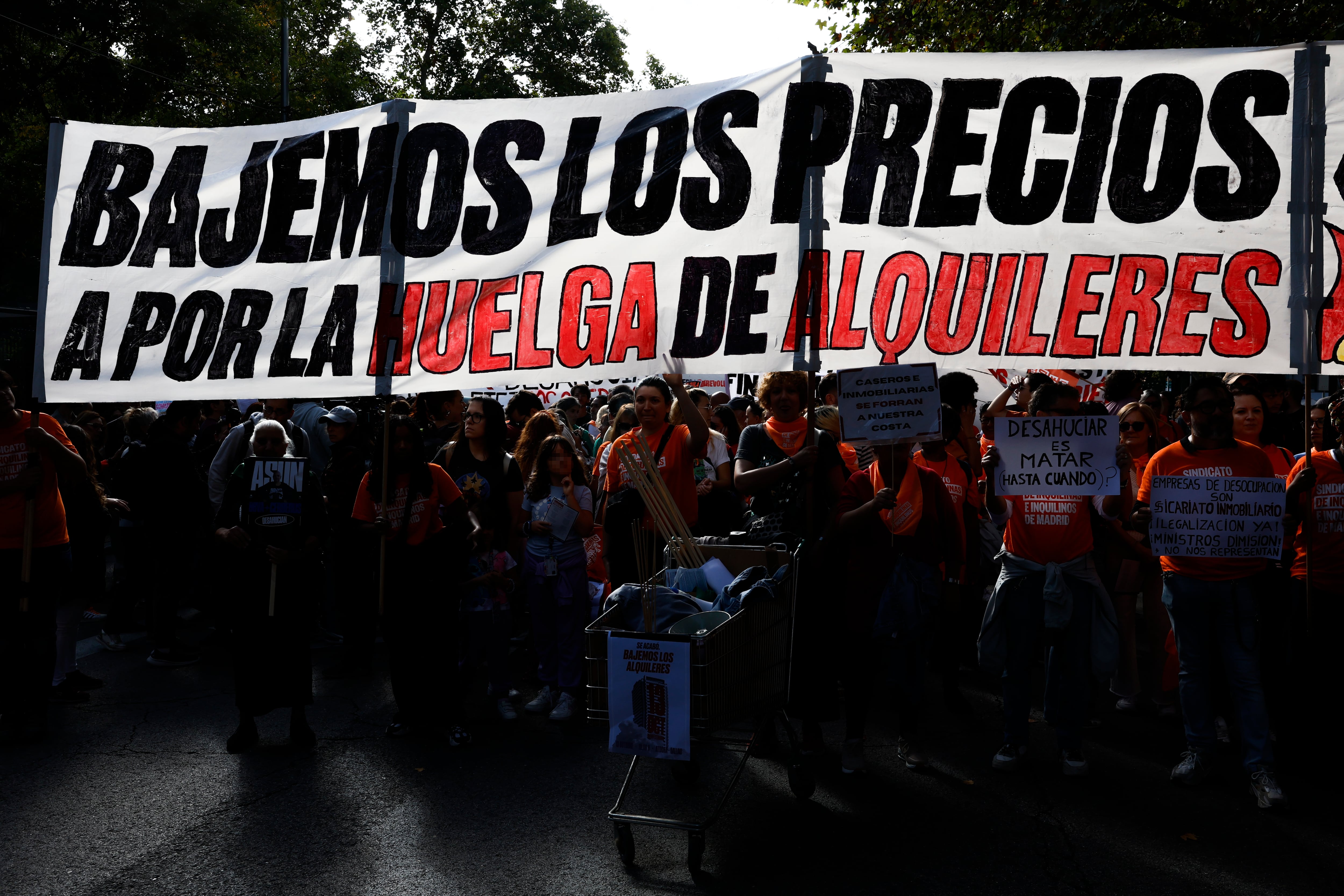 Manifestación que bajo el lema &#039;Se acabó. Bajaremos los alquileres&#039; tuvo lugar este domingo en Madrid en reclamo de medidas eficientes que ayuden a contener el precio de la vivienda en alquiler.