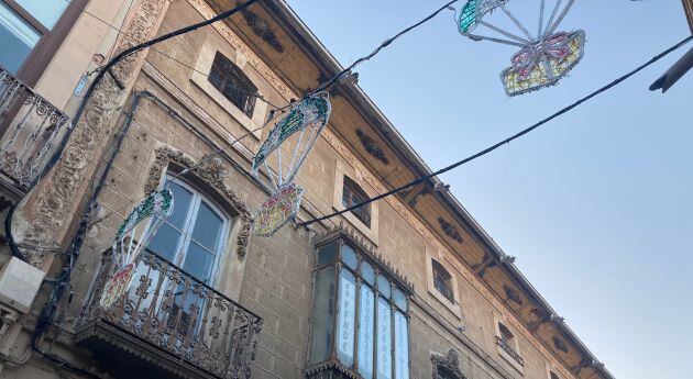 Imagen de los nuevos adornos de la Calle Escuelas de Valdepeñas (Ciudad Real) 