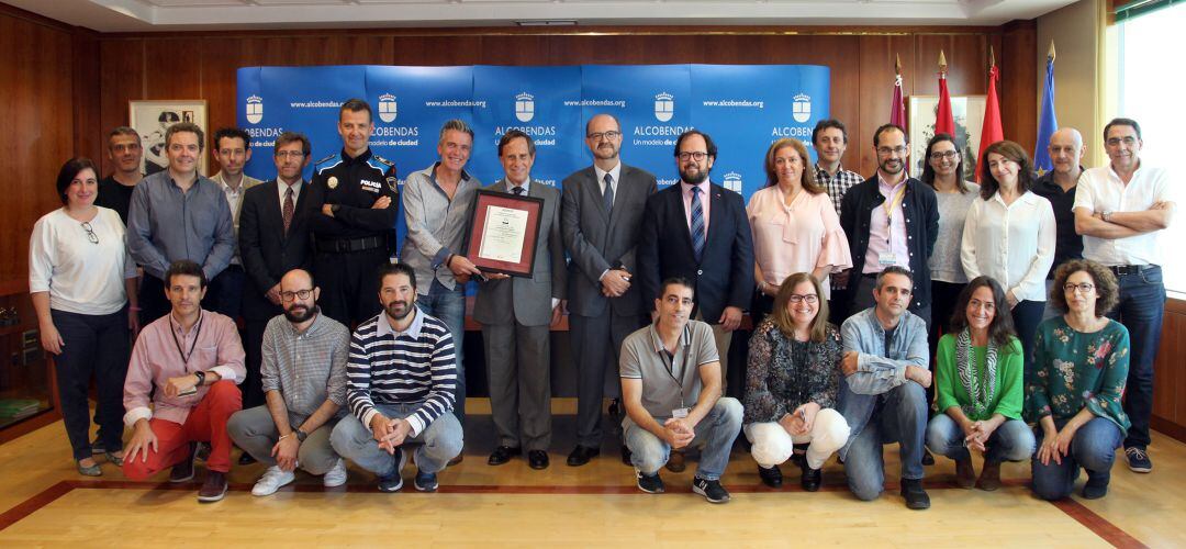 Entrega del certificado de seguridad en Alcobendas al alcalde Ignacio García de Vinuesa